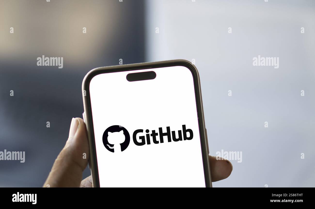 Das github-Logo wird auf dem Smartphone angezeigt. GitHub ist eine proprietäre Entwicklerplattform Stockfoto