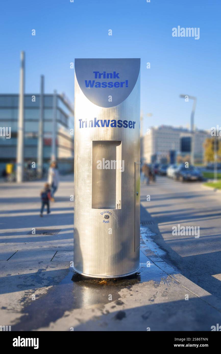 Ein Bild des öffentlichen Süßwassers in Wien Osterreich mit Text Trinkwasser und Süßwasser Stockfoto