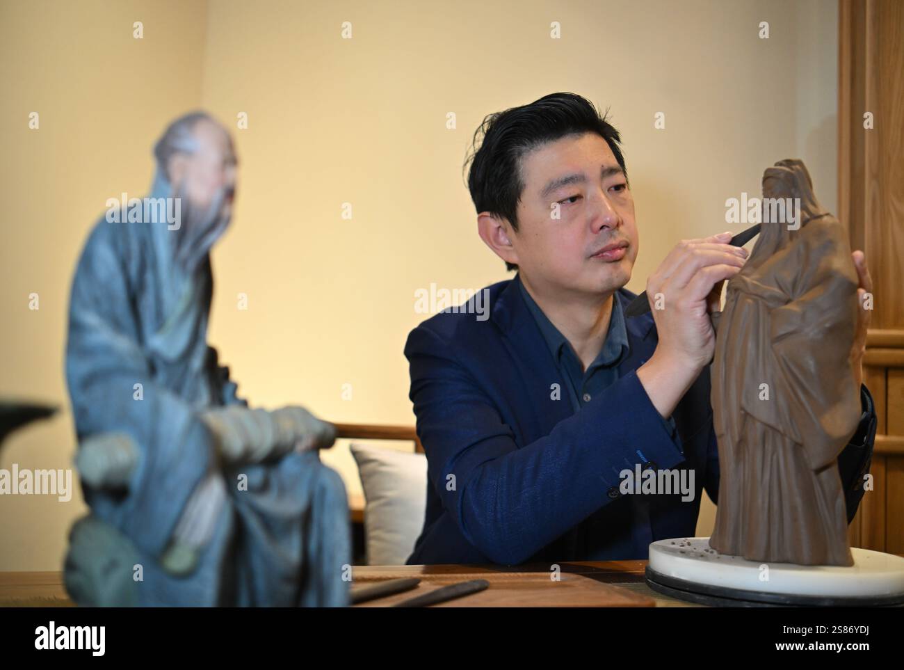 (250121) -- TIANJIN, 21. Januar 2025 (Xinhua) -- Zhang Yu, der Erbe der sechsten Generation der Tonfigur Zhang, einer Tonskulptur Kunst, knetet eine neue Figur in der Tonfigur Zhang Art Gallery in der nordchinesischen Gemeinde Tianjin, 20. Januar 2025. „Clay Figure Zhang“ ist einer der Vertreter der Tonskulpturkunst in Nordchina. 2006 wurde es in der ersten Reihe des nationalen immateriellen Kulturerbes aufgeführt. Während das Frühlingsfest naht, hat „Tonfigur Zhang“ in Tianjin viele festliche Tonskulpturen sowie verschiedene kreative kulturelle Produkte eingeführt, um diese besser kennenzulernen Stockfoto