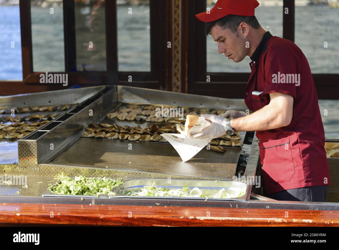 Mann, der traditionelles türkisches Essen an einem Imbissstand zubereitet, Istanbul, Istanbul, Türkei, Asien Stockfoto