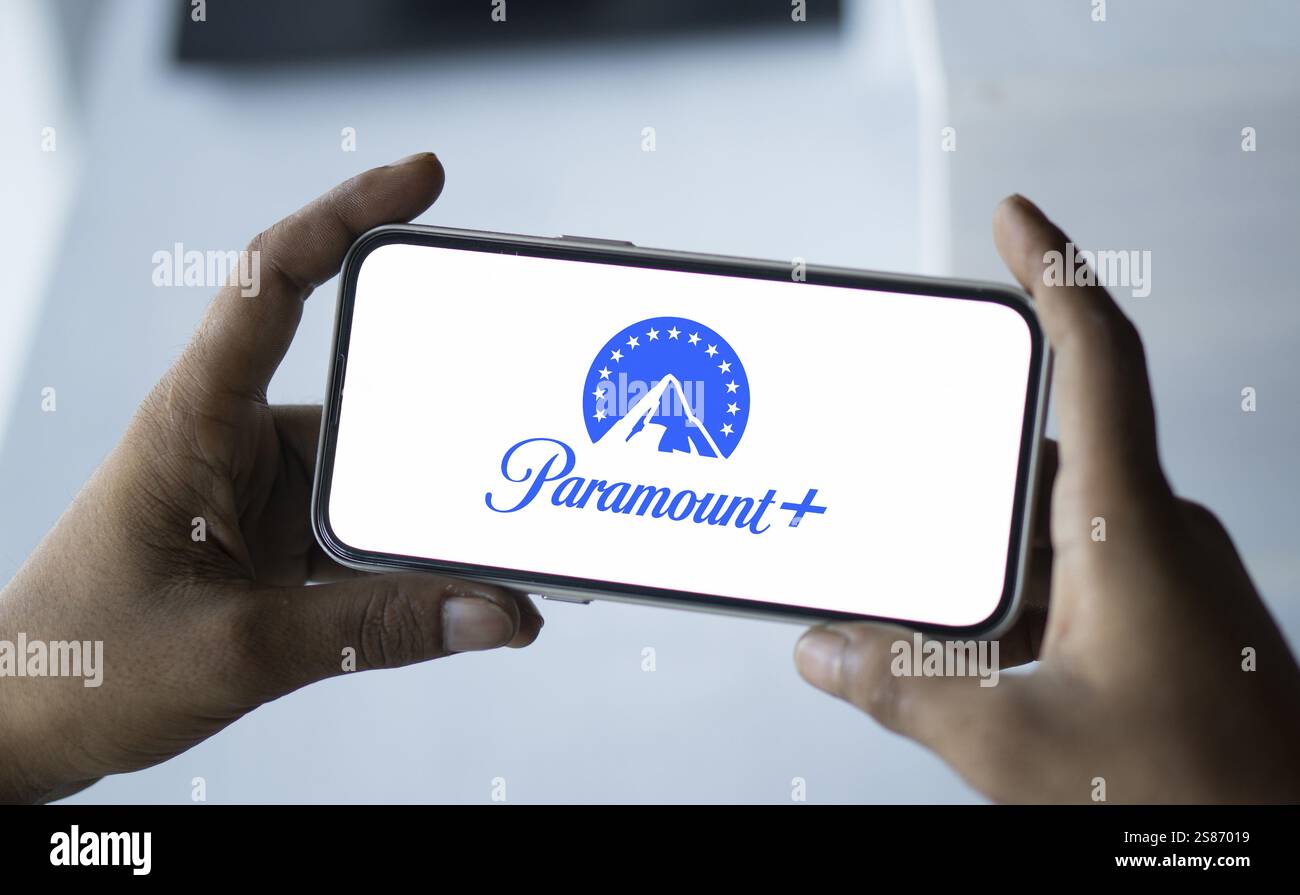Das Paramount-Logo wird auf dem Smartphone angezeigt. Paramount+ ist ein US-amerikanisches Abonnement-Video-On-Demand-Unternehmen Stockfoto