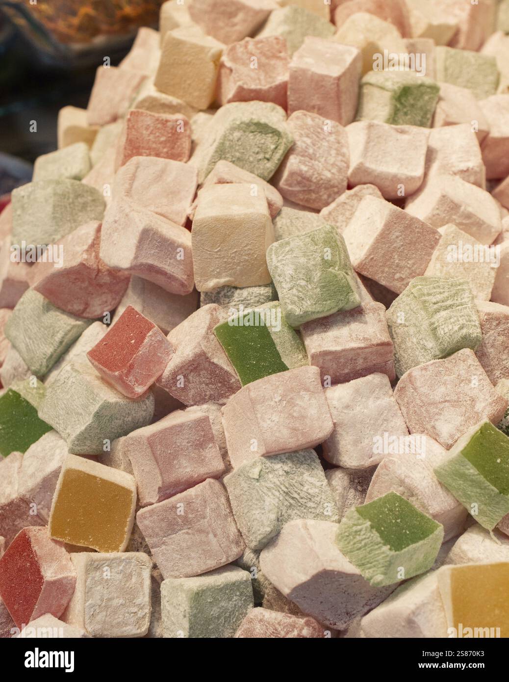 Laden der traditionellen türkischen Honig lokum Zucker überzogen soft Candy Stockfoto