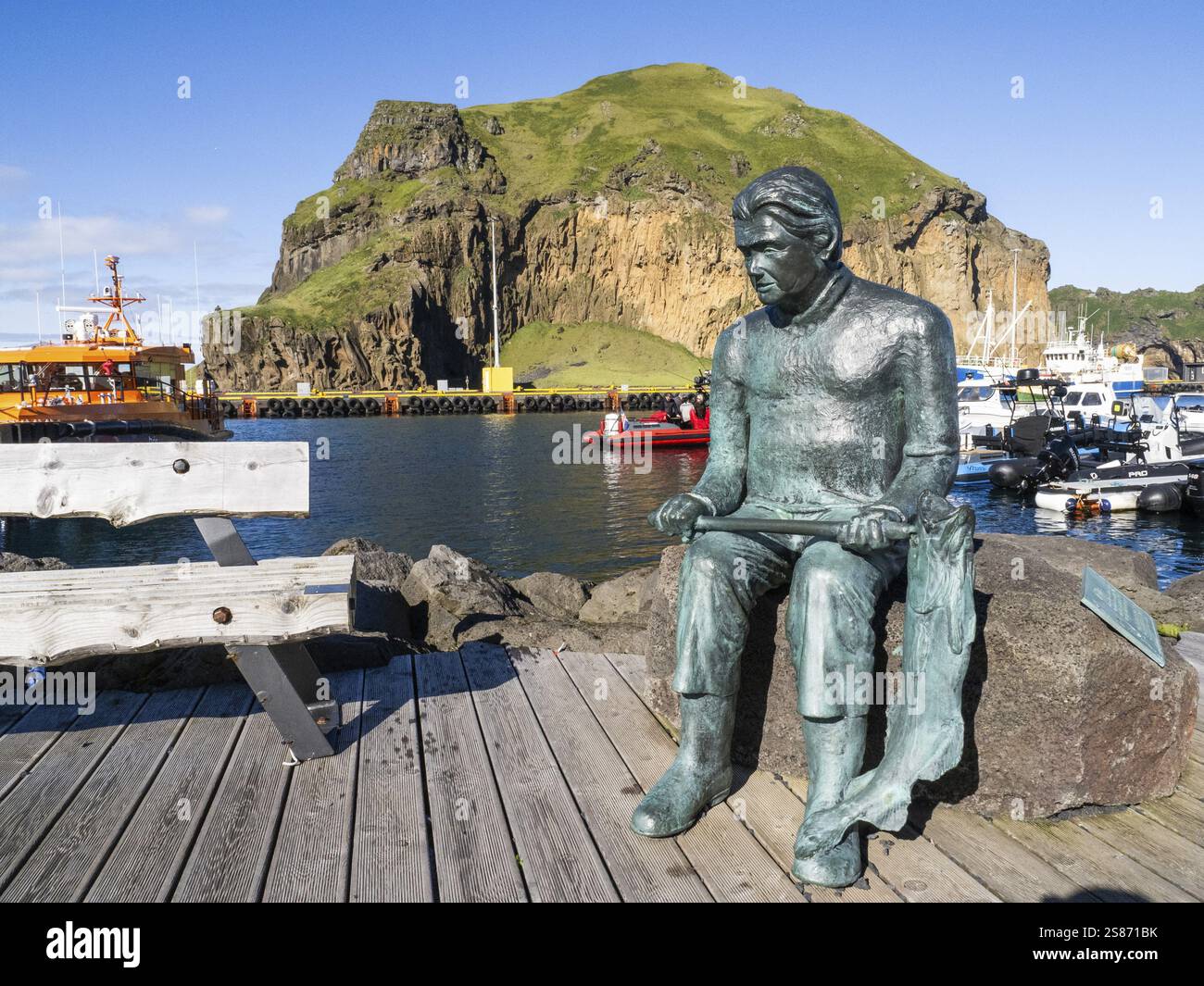 Denkmal, Skulptur eines Fischers, Trawler, Hafen von Heimaey, Westman Islands, SuÃ urland oder Südisland, Island, Europa Stockfoto