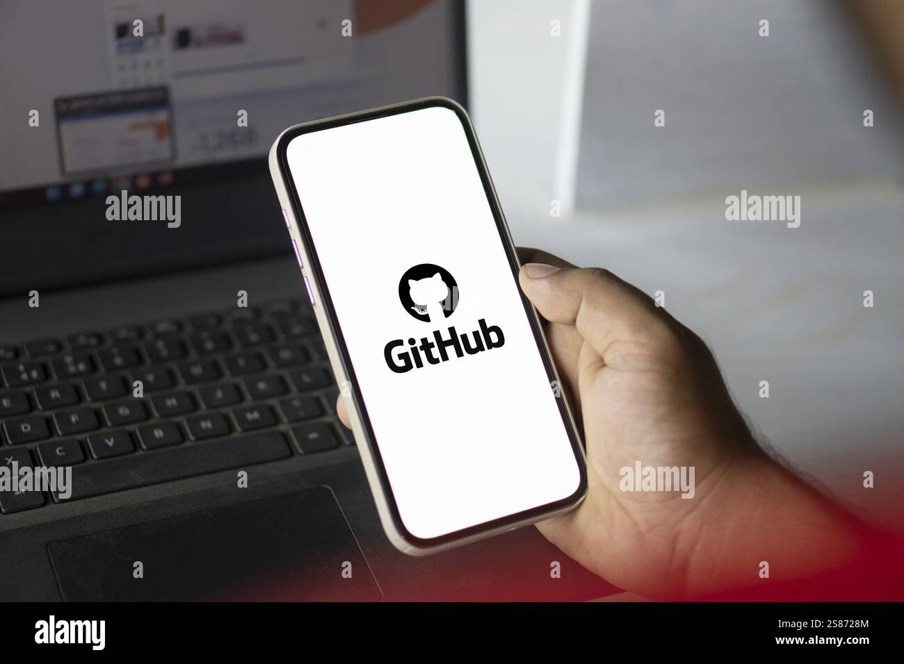 Das github-Logo wird auf dem Smartphone angezeigt. GitHub ist eine proprietäre Entwicklerplattform Stockfoto