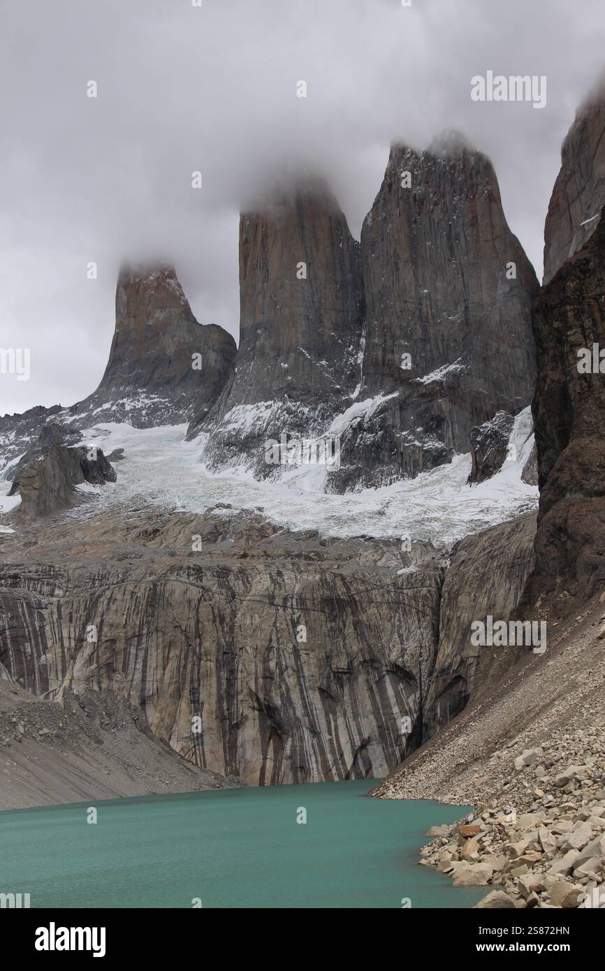 Torres del Paine mit Gletschersee und 3 hohen Felsen in Chile Stockfoto