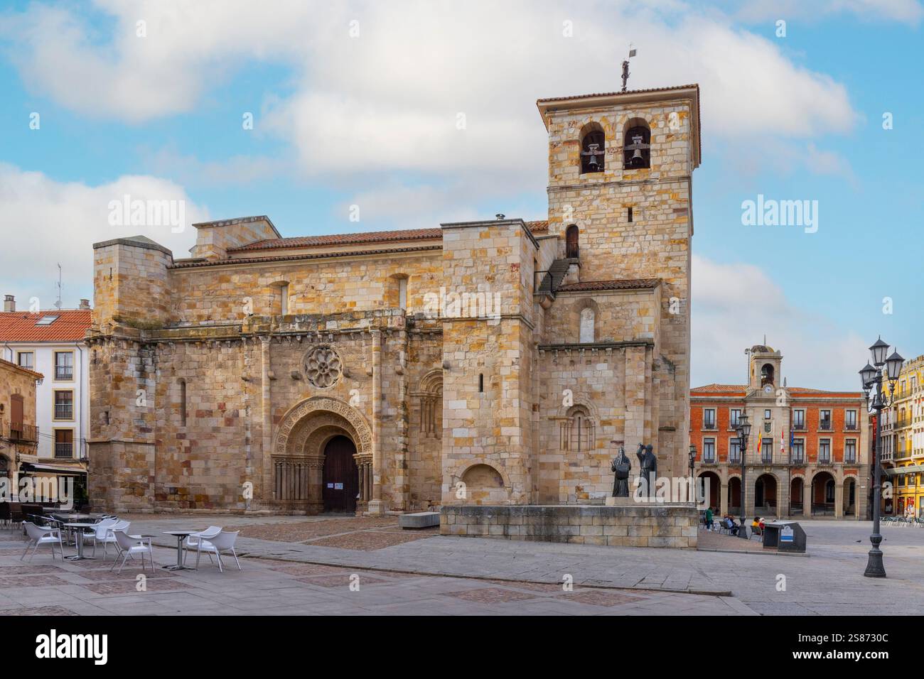 Kirche San Juan Bautista, Plaza Mayor, Zamora, Provinz Zamora, Kastilien und Leon, Spanien. Stockfoto
