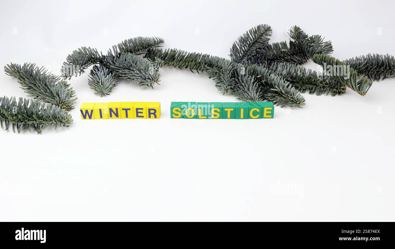 Winter Solstice Party mit einem Wort Kopierraum auf Holzwürfel geschrieben und Vintage Schule Kreidetafel mit weißem Hintergrund Stockfoto