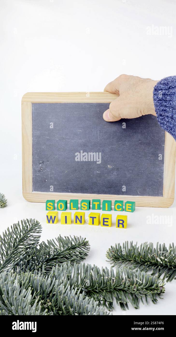Winter Solstice Party mit einem Wort Kopierraum auf Holzwürfel geschrieben und Vintage Schule Kreidetafel mit weißem Hintergrund. Stockfoto
