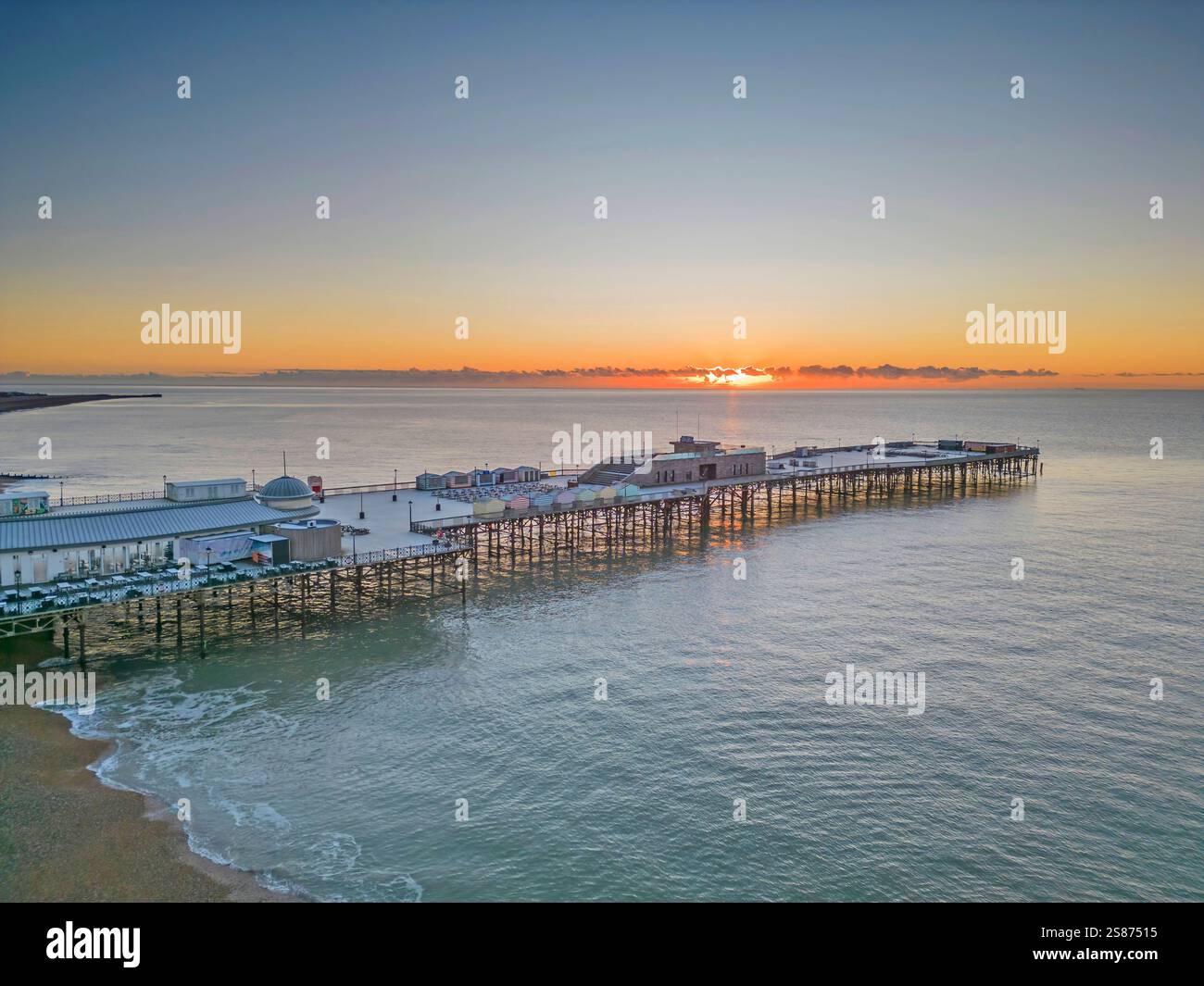 Sonnenaufgang aus der Vogelperspektive auf die Küste von hastings und den Pier an der östlichen Küste von sussex Stockfoto
