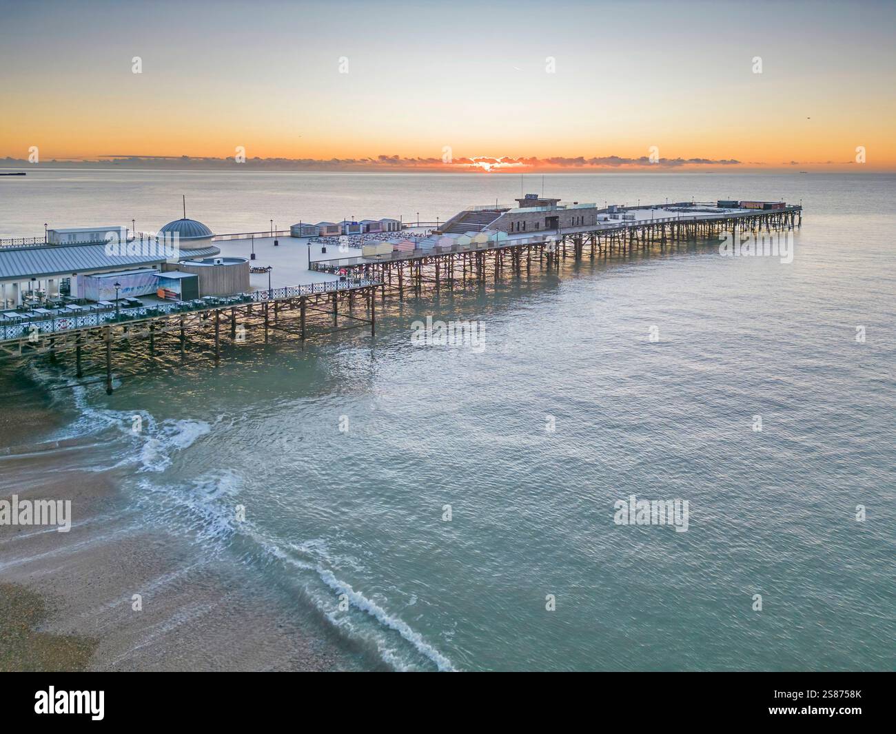 Sonnenaufgang aus der Vogelperspektive auf die Küste von hastings und den Pier an der östlichen Küste von sussex Stockfoto