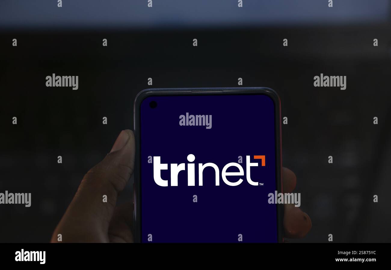 Das TriNet-Logo wird auf dem Smartphone angezeigt. TriNet Group, Inc. Ist ein Unternehmen in Dublin, Kalifornien Stockfoto Das TriNet-Logo wird auf dem Smartphone angezeigt. TriNet Group, Inc. Ist ein Unternehmen in Dublin, Kalifornien Stockfoto
