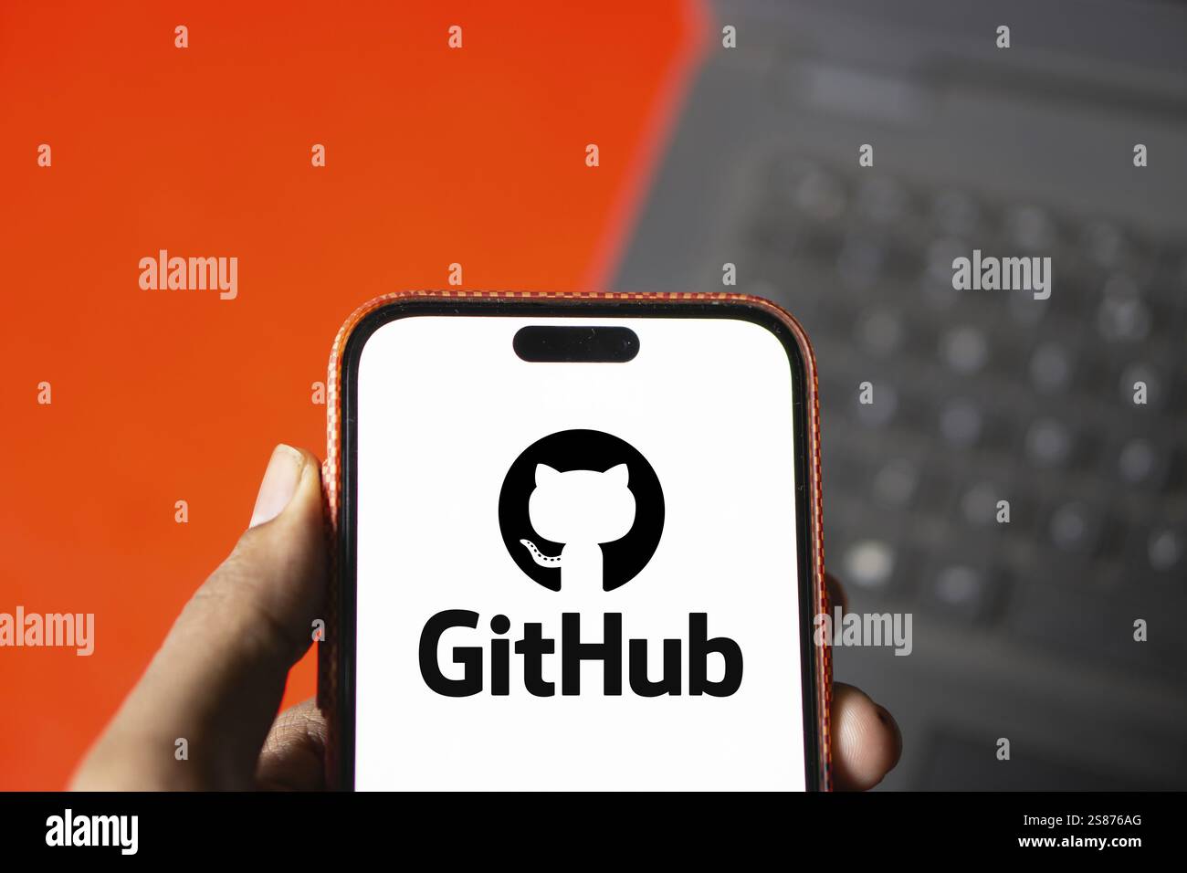 Das github-Logo wird auf dem Smartphone angezeigt. GitHub ist eine proprietäre Entwicklerplattform Stockfoto
