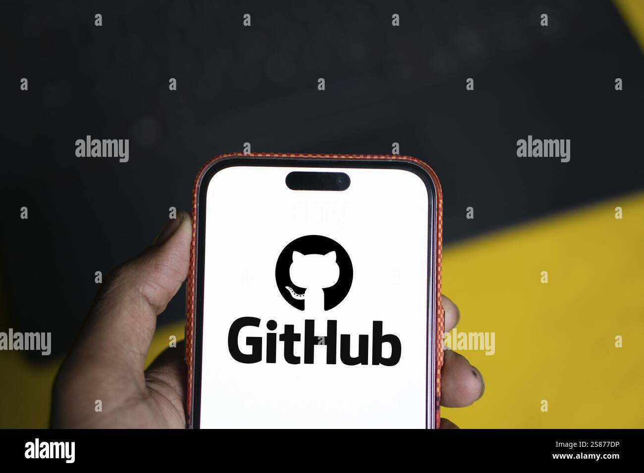 Das github-Logo wird auf dem Smartphone angezeigt. GitHub ist eine proprietäre Entwicklerplattform Stockfoto