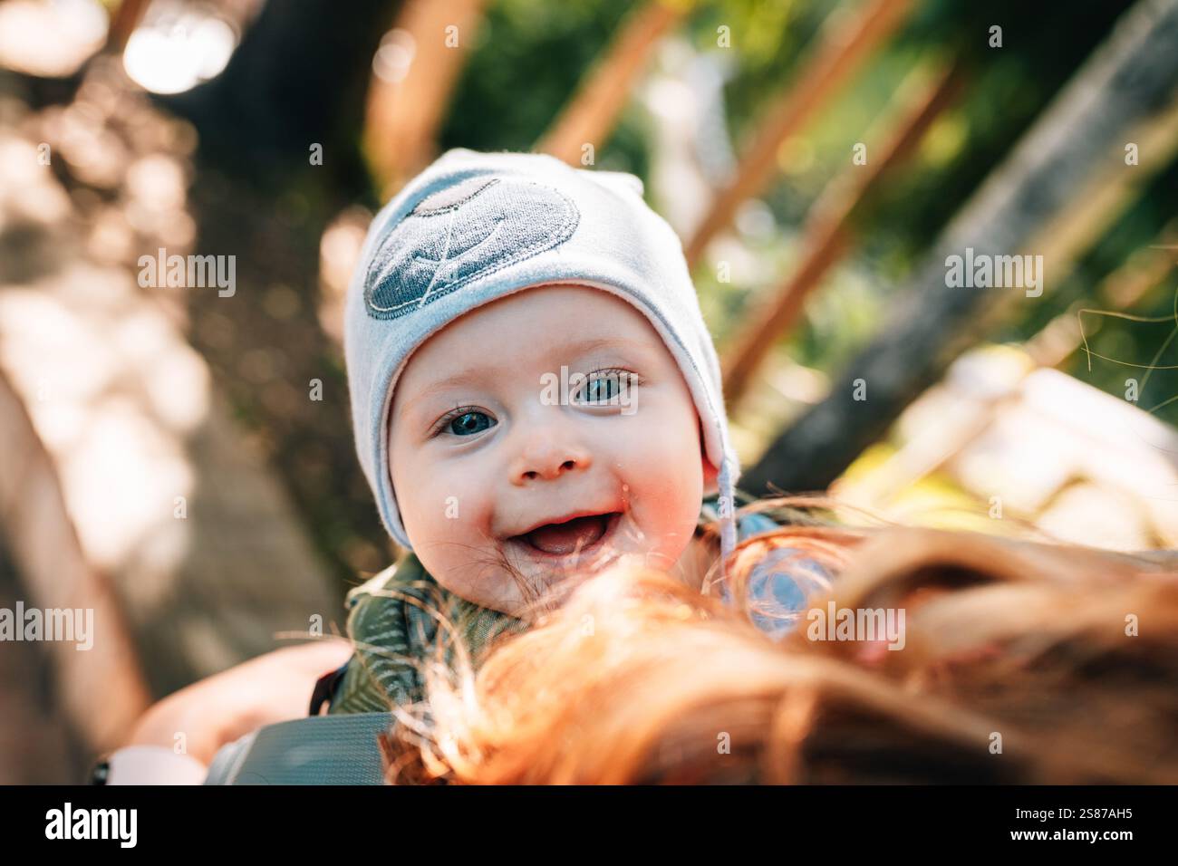 Neugeborenes, das friedlich schläft: Nahaufnahme eines kleinen Säuglings in einer weichen Decke Stockfoto