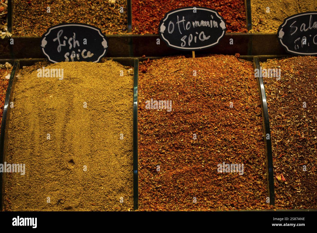 Orientalische bunte Gewürze in einem traditionellen türkischen Gewürzbasar Stockfoto