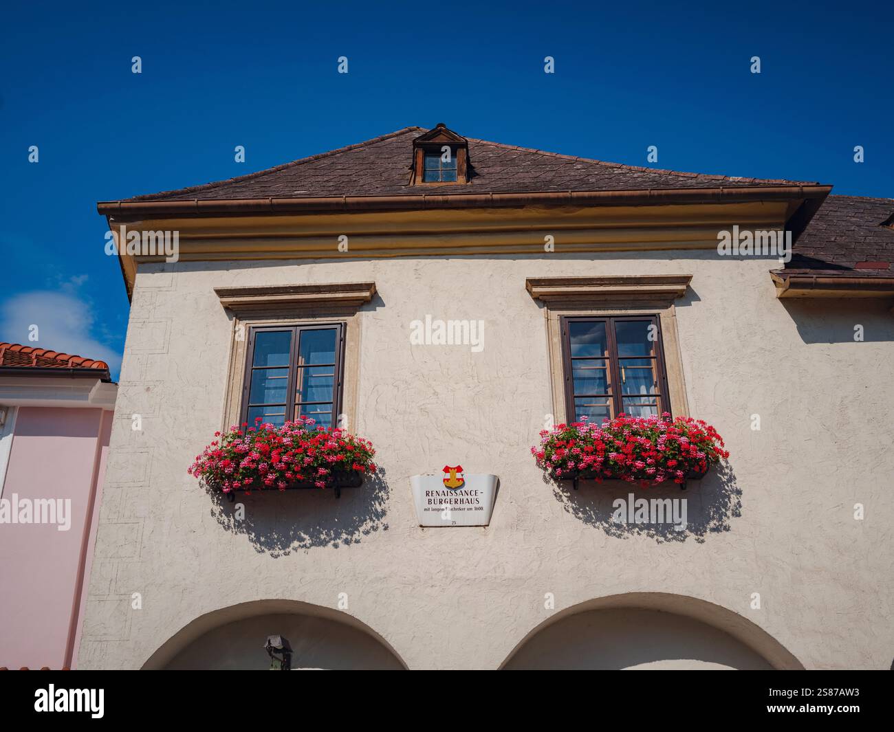 Perchtoldsdorf, Österreich - 22. JULI 2023. Historische Altstadt mit befestigtem Turm, erbaut im 15. Und 16. Jahrhundert. Stadt Perchtoldsdorf, Landkreis Moedling, Niederösterreich. Stockfoto