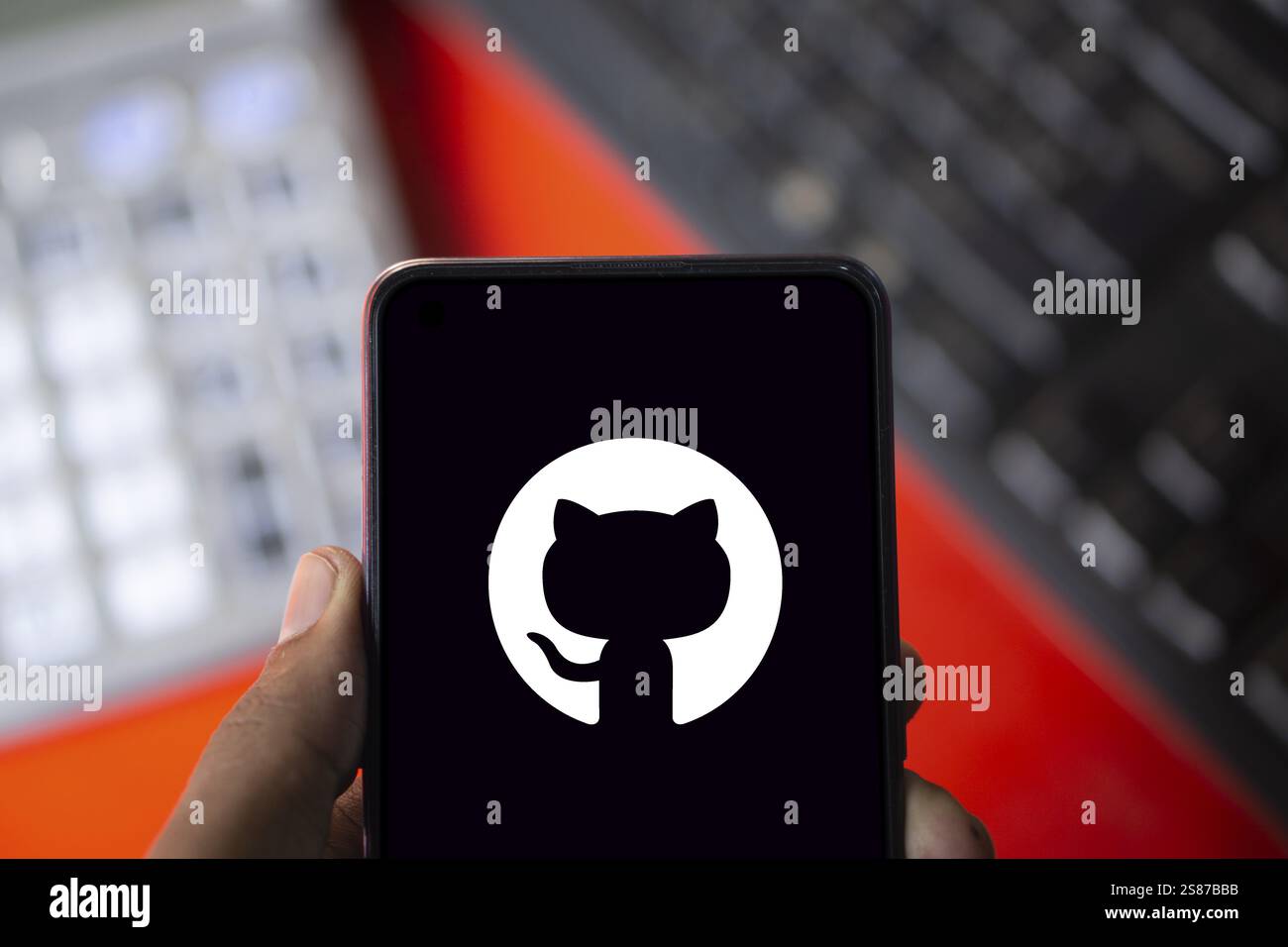 Das github-Logo wird auf dem Smartphone angezeigt. GitHub ist eine proprietäre Entwicklerplattform Stockfoto