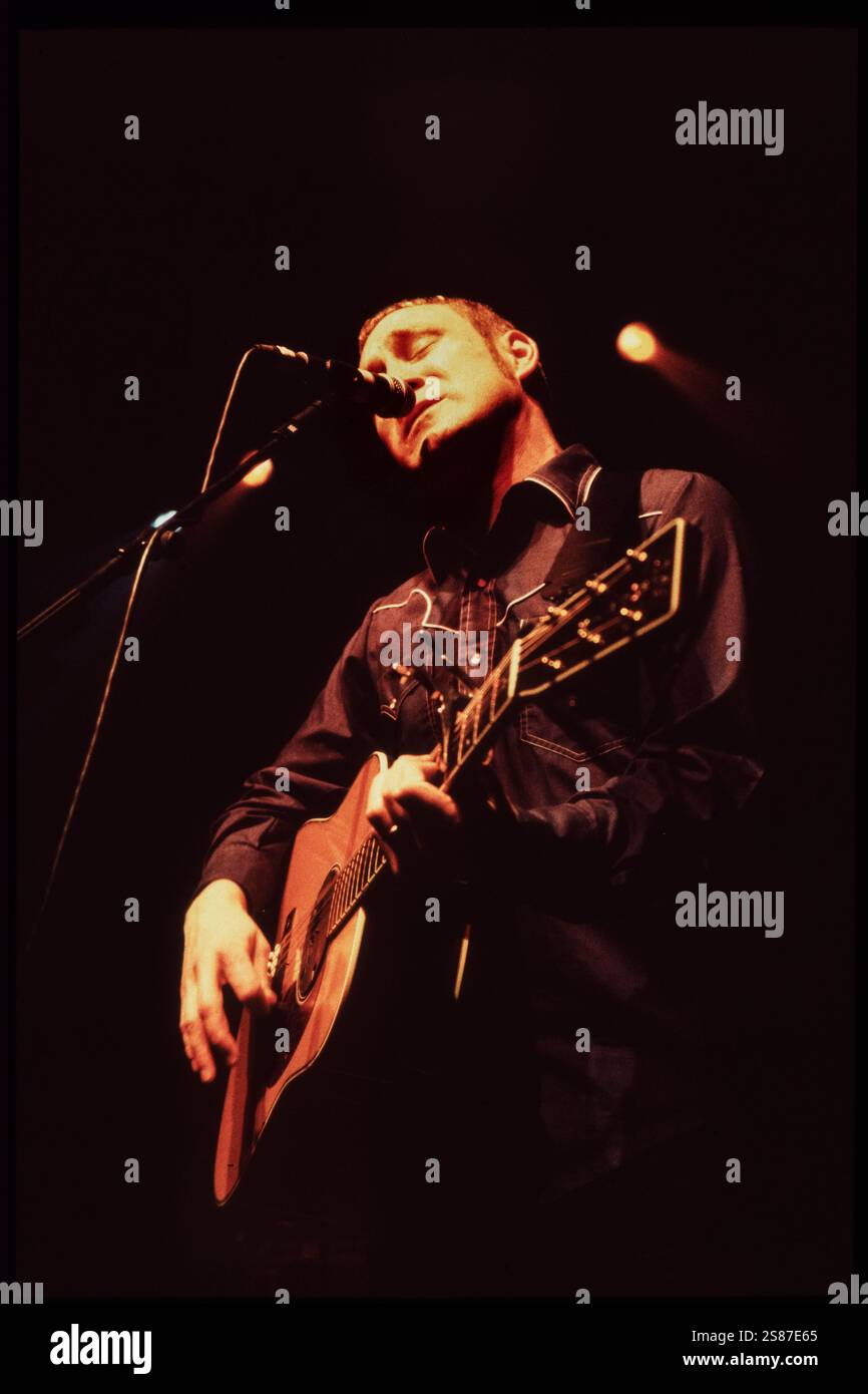 DAVID GRAY, KONZERT, 2000: Sänger Songwriter David Gray spielte am 8. Oktober 2000 in der Great Hall der Cardiff University in Cardiff, Wales. Foto: Rob Watkins. INFO: David Gray ist ein britischer Singer-Songwriter, der für seine emotionale Stimme und seinen poetischen Text gefeiert wird. Sein bahnbrechendes Album White Ladder (1998) mit Hits wie „Babylon“ erlangte weltweiten Erfolg und festigte seinen Platz als führende Persönlichkeit in der zeitgenössischen Folk-Pop-Musik. Stockfoto