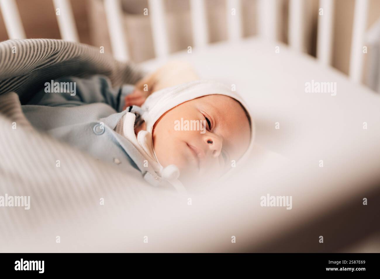 Neugeborenes, das friedlich schläft: Nahaufnahme eines kleinen Säuglings in einer weichen Decke Stockfoto