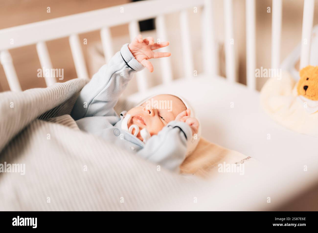 Neugeborenes, das friedlich schläft: Nahaufnahme eines kleinen Säuglings in einer weichen Decke Stockfoto