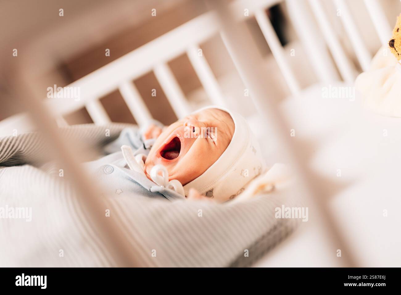 Neugeborenes, das friedlich schläft: Nahaufnahme eines kleinen Säuglings in einer weichen Decke Stockfoto