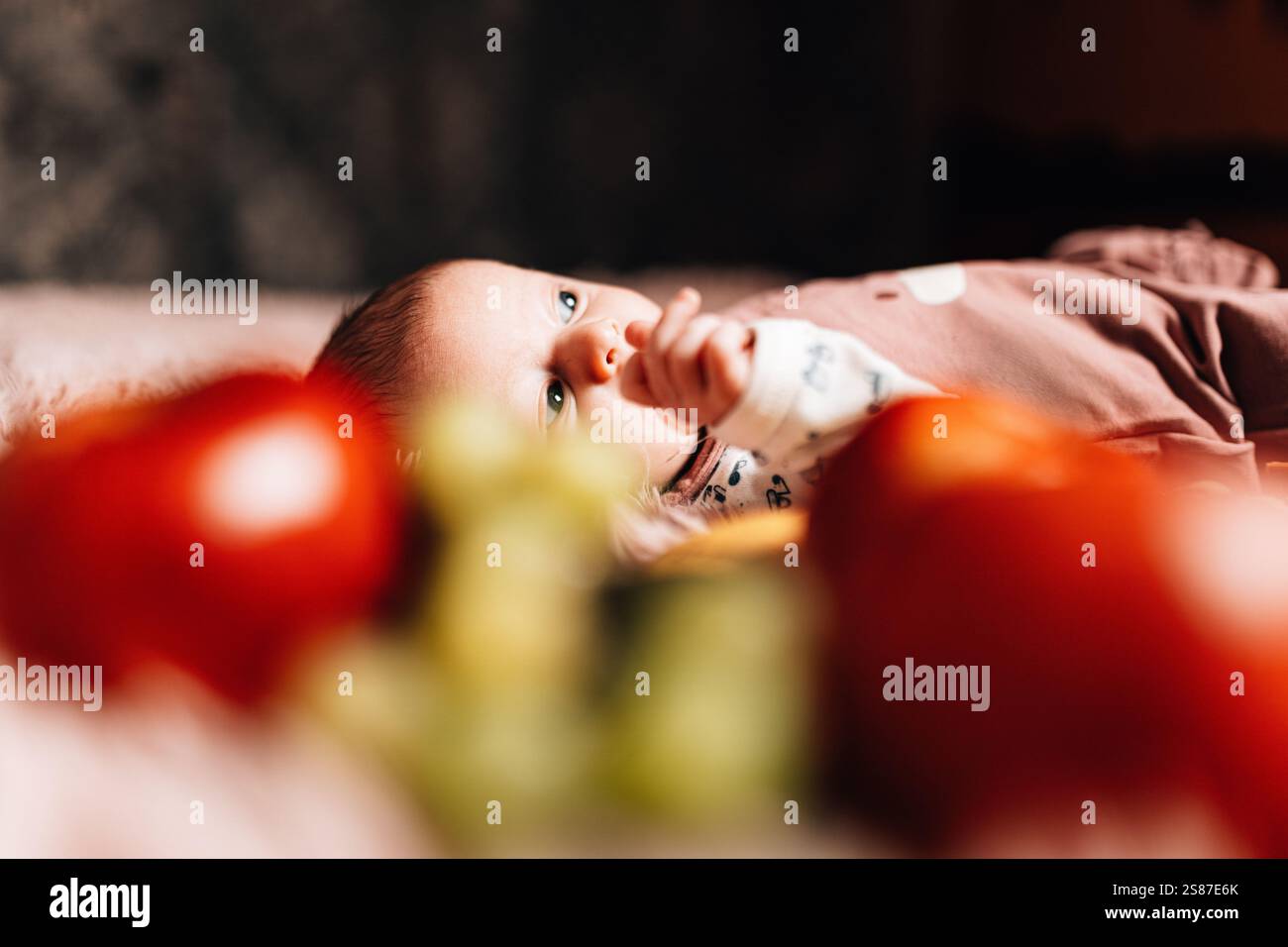 Neugeborenes, das friedlich schläft: Nahaufnahme eines kleinen Säuglings in einer weichen Decke Stockfoto