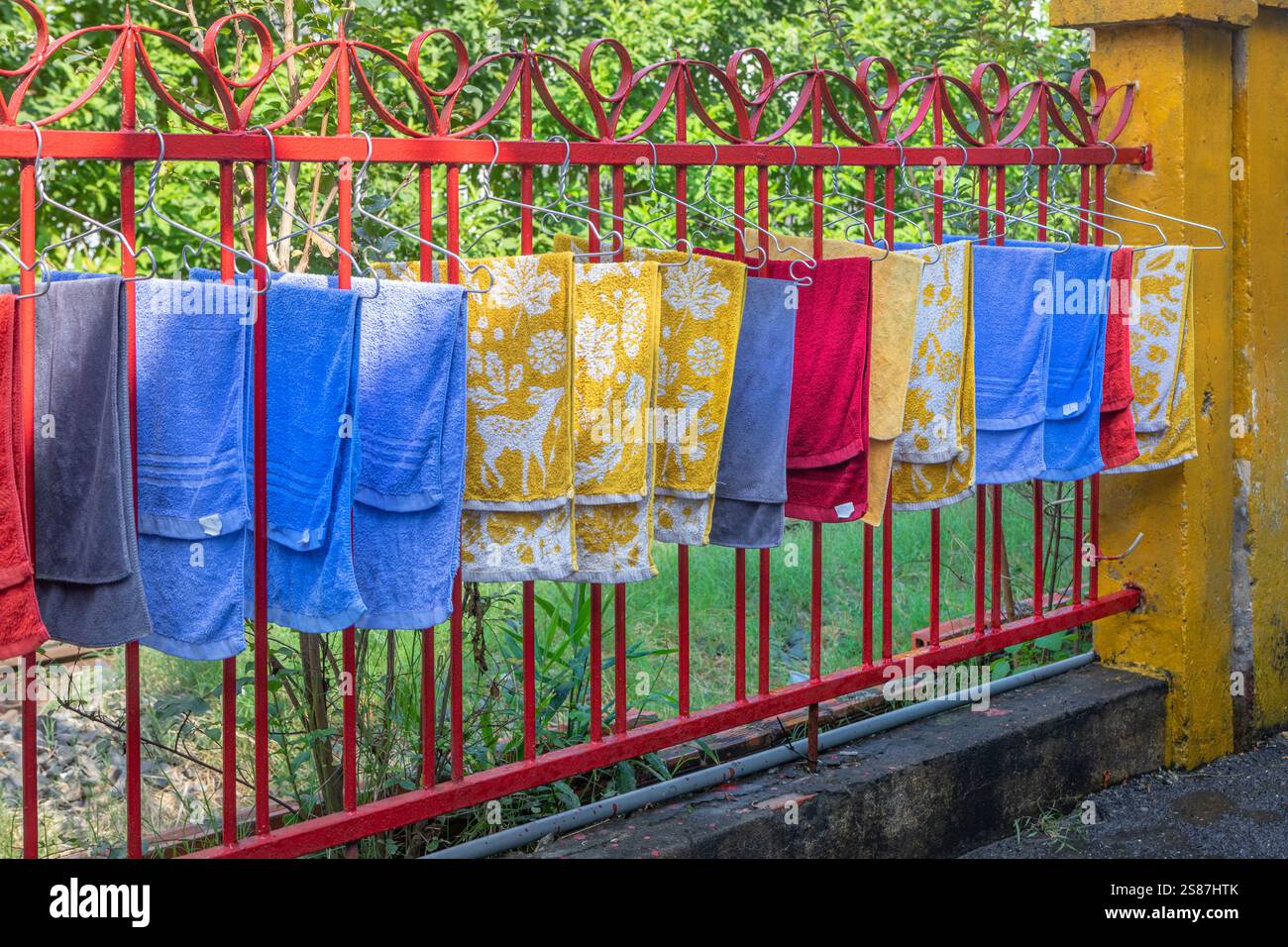 Saubere Handtücher hängen zum Trocknen auf einem Zaun in Ho Chi Minh City, Vietnam. Stockfoto