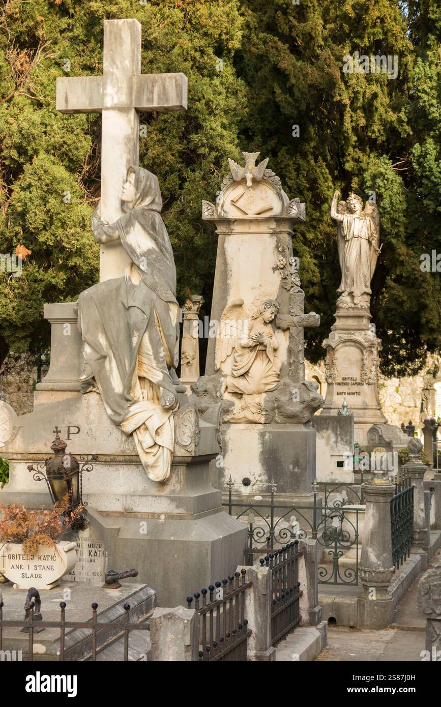 Grabdenkmäler / Denkmal / Skulptur auf dem Grab / Gräber auf dem Friedhof der kroatischen Verteidiger Groblje Hrvatskih Branitelja. Dubrovnik. Kroatien. (138) Stockfoto