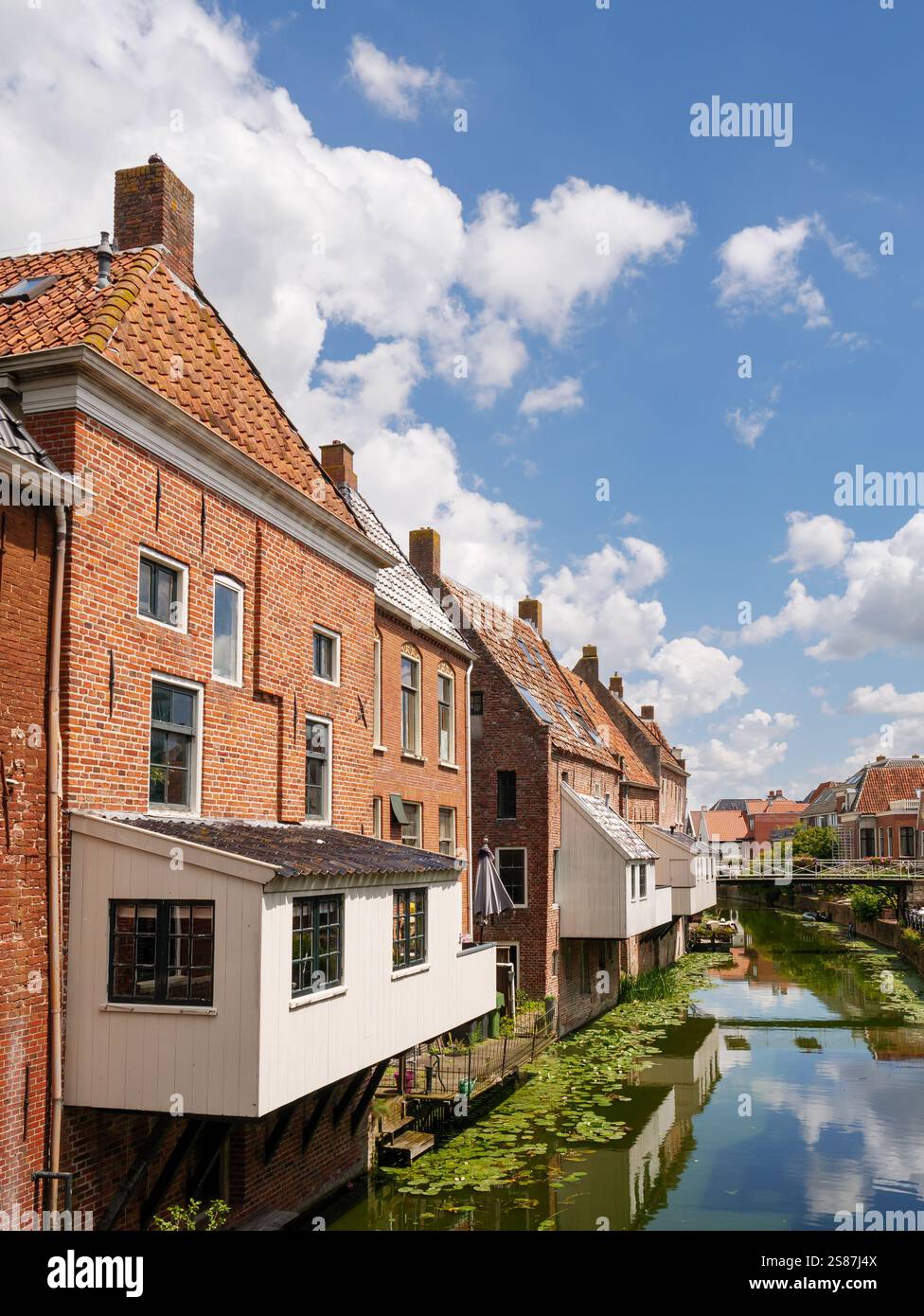 Kanalhäuser mit hängenden Küchen über dem Damsterdiep-Kanal in der historischen Stadt Appingedam, Eemsdelta, Groningen, Niederlande Stockfoto