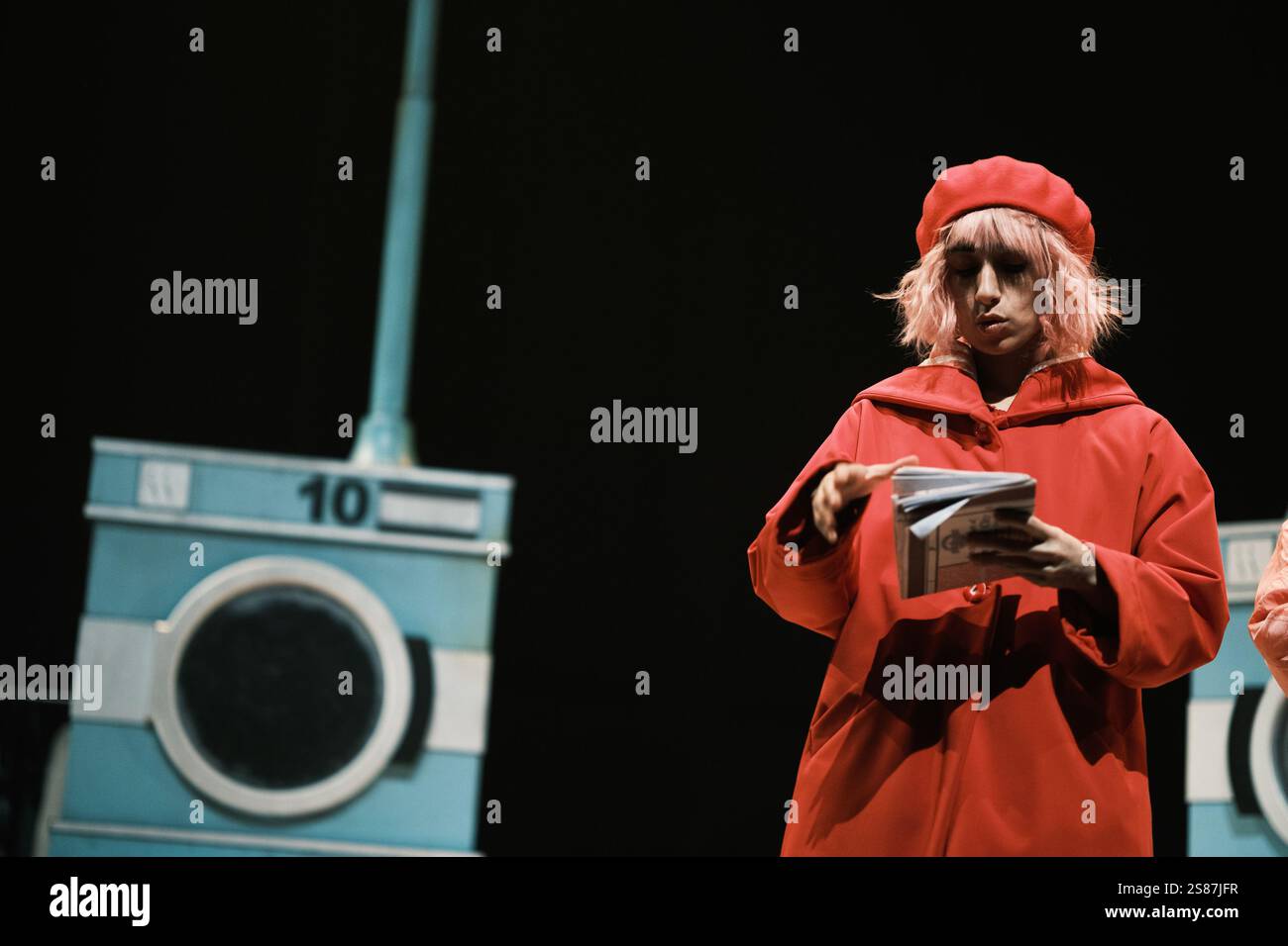 Die Schauspielerin Carolina Yuste tritt am 21. Januar 202 im Abbey Theatre in Madrid bei der Vorstellung des Stücks Little Red Riding Hood in Manhattan auf Stockfoto