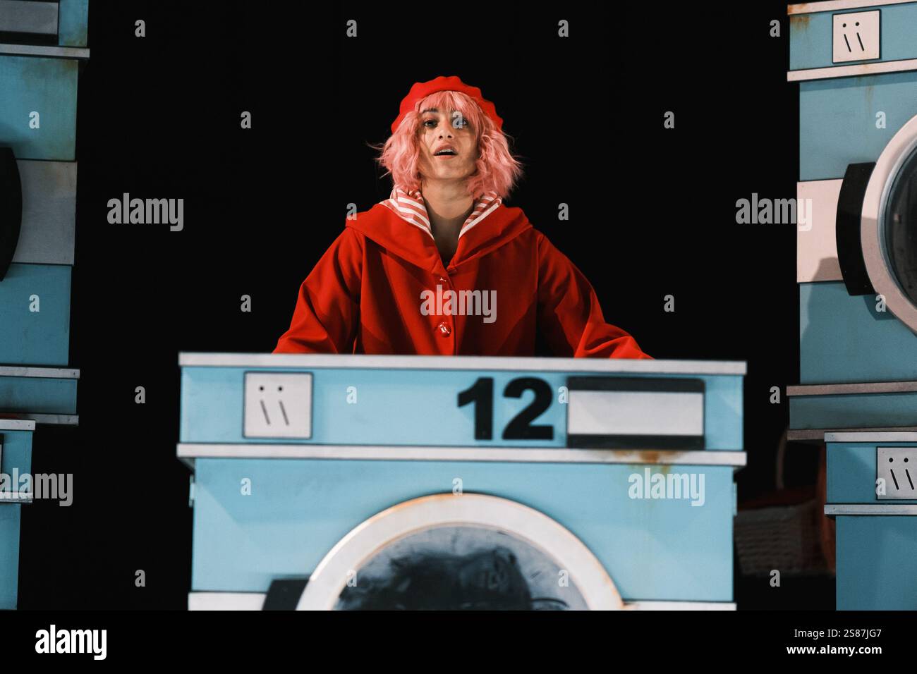Die Schauspielerin Carolina Yuste tritt am 21. Januar 202 im Abbey Theatre in Madrid bei der Vorstellung des Stücks Little Red Riding Hood in Manhattan auf Stockfoto