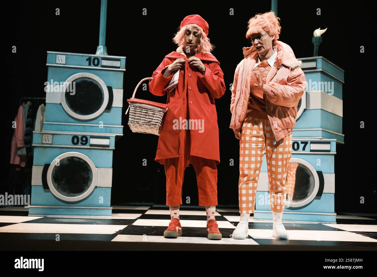 Die Schauspielerin Carolina Yuste tritt am 21. Januar 202 im Abbey Theatre in Madrid bei der Vorstellung des Stücks Little Red Riding Hood in Manhattan auf Stockfoto