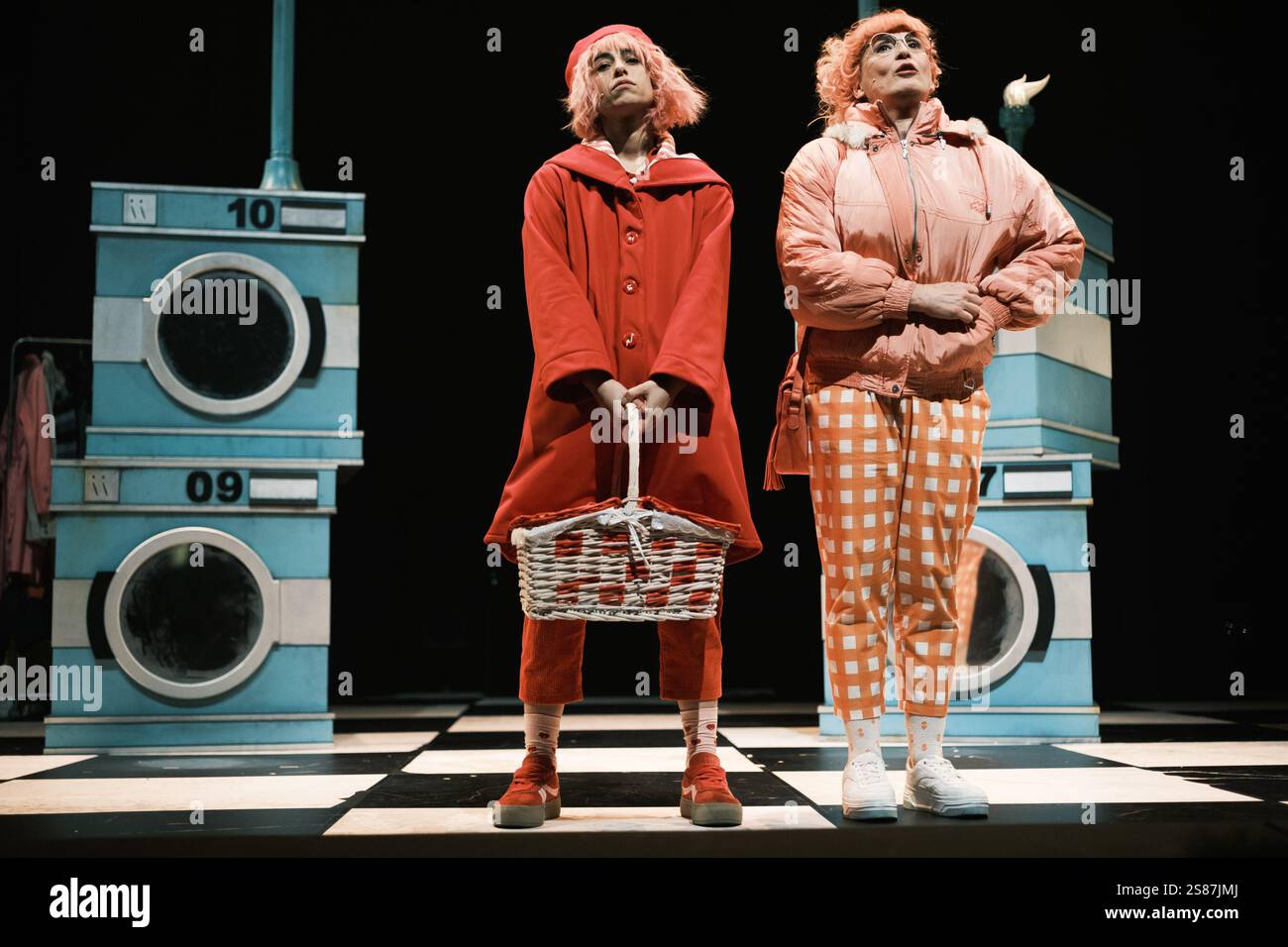 Die Schauspielerin Carolina Yuste tritt am 21. Januar 202 im Abbey Theatre in Madrid bei der Vorstellung des Stücks Little Red Riding Hood in Manhattan auf Stockfoto