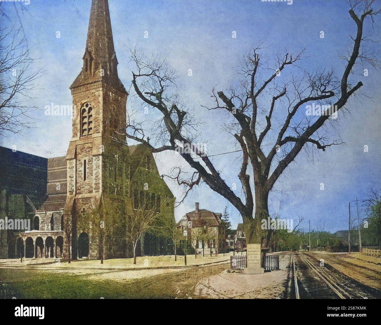 Vereinigte Staaten von Amerika, Cambridge bei Boston, eine Stadt im Middlesex County Massachusetts, die Washington Ulmen im Winter neben der Kirche, ein Denkmal, unter diesem Baum Georg Washington übernahm offiziell das Kommando über die kontinentale Armee 1775 / Vereinigte Staaten von Amerika, Cambridge bei Boston, eine Stadt im Middlesex County Massachusetts, die Washington-Ulme im Winter neben der Kirche, ein Denkmal, unter diesem Baum übernahm Georg Washington 1775 offiziell das Kommando über die kontinentale Armee, historisch, Digital verbesserte Wiedergabe eines Originals aus dem 19. Jahrhundert / Digital Stockfoto