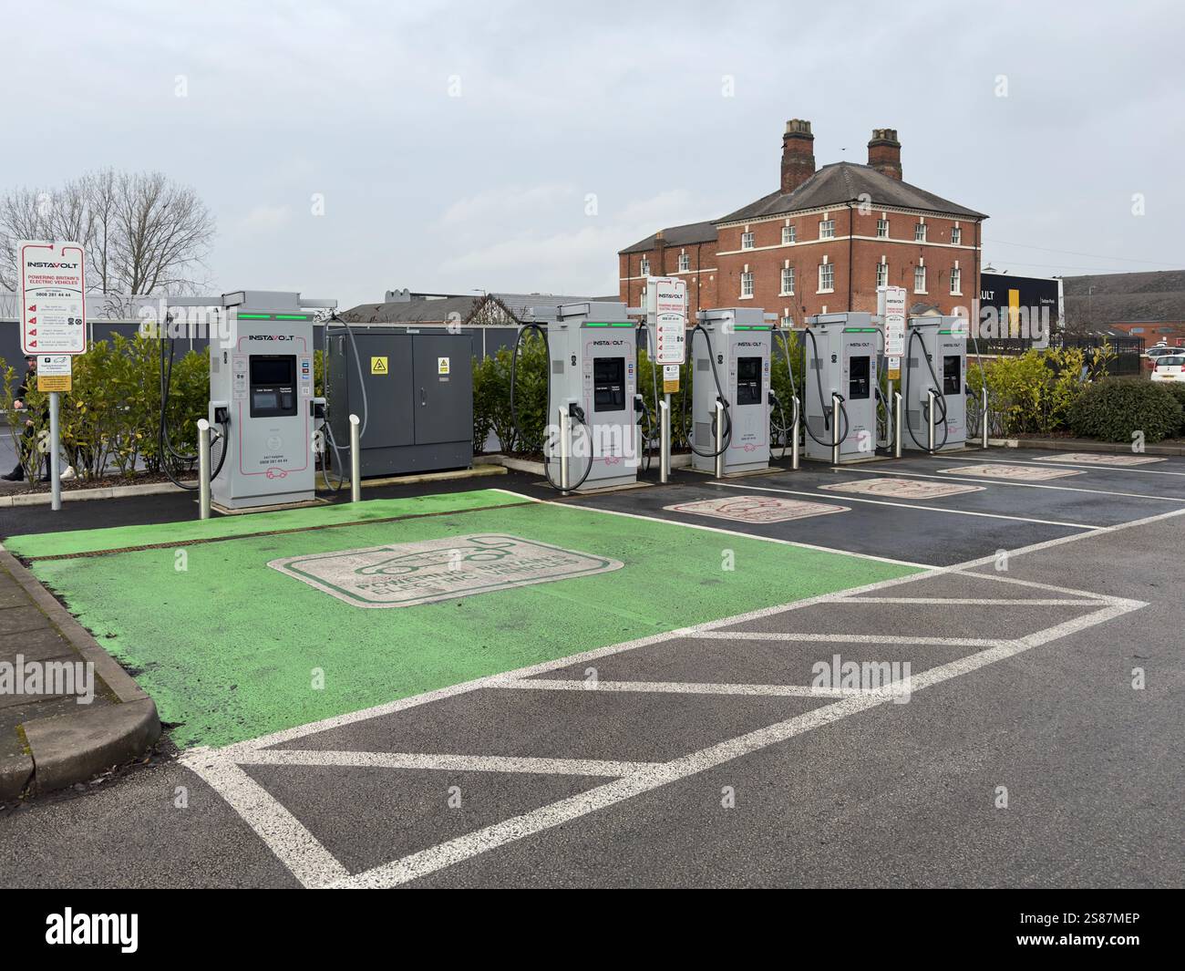 InstaVolt Ladepunkt für Elektrofahrzeuge Burton auf Trent - Smartphone-aufgenommenes Stockfoto