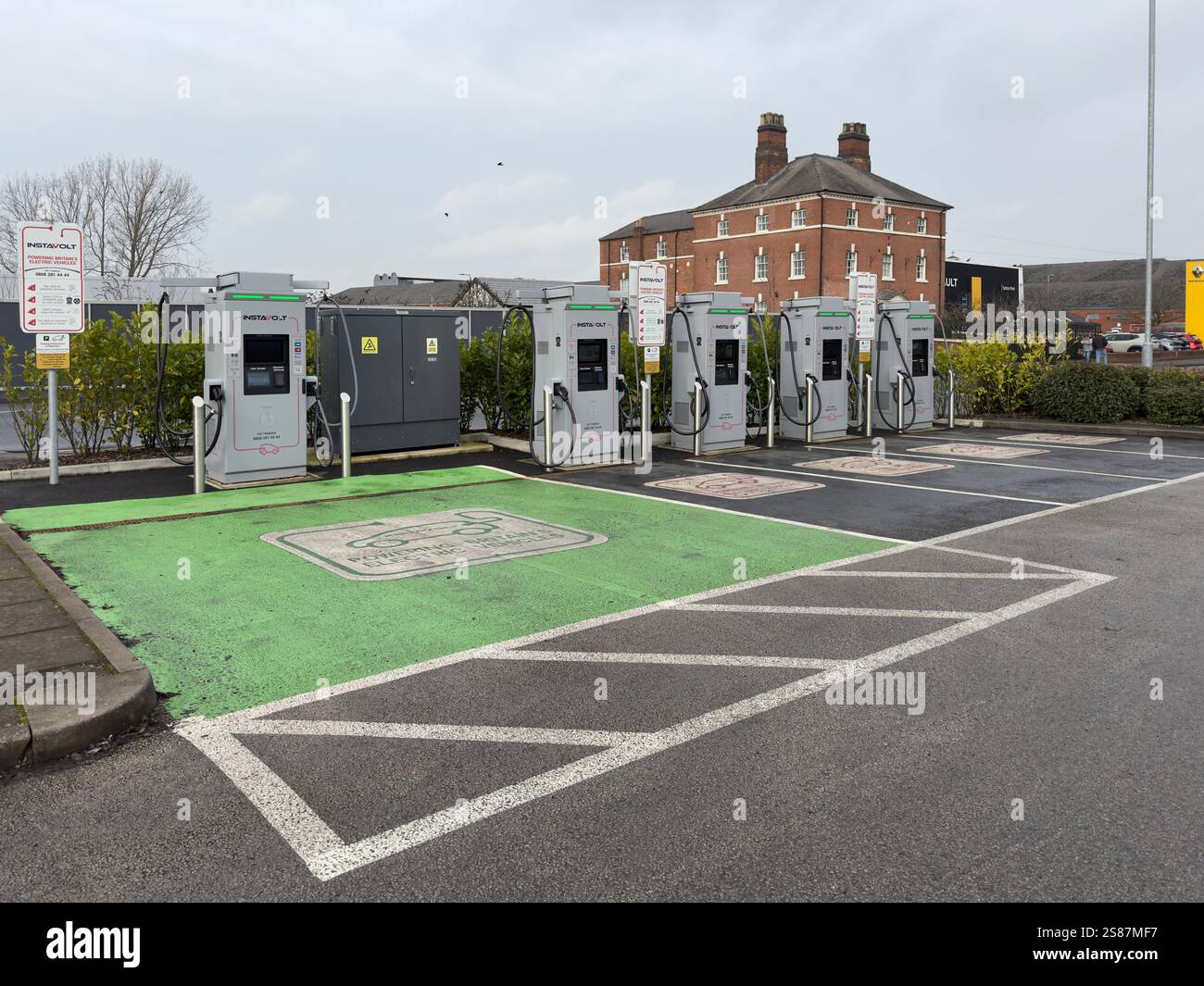 InstaVolt Ladepunkt für Elektrofahrzeuge Burton auf Trent - Smartphone-aufgenommenes Stockfoto