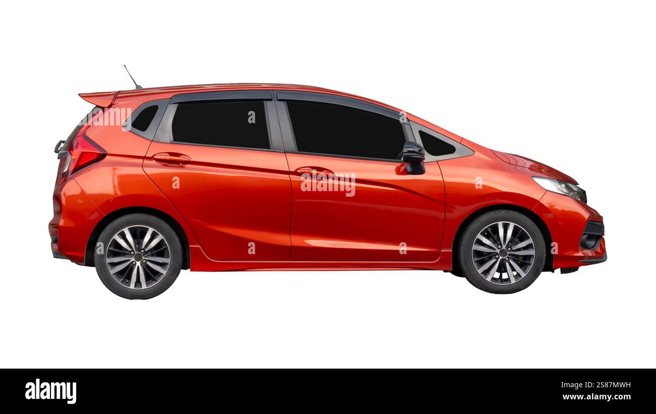 Seitenansicht eines Mini- oder kleinen orangen Sportfließheckwagens ist isoliert auf weißem Hintergrund mit Beschneidungspfad. Stockfoto