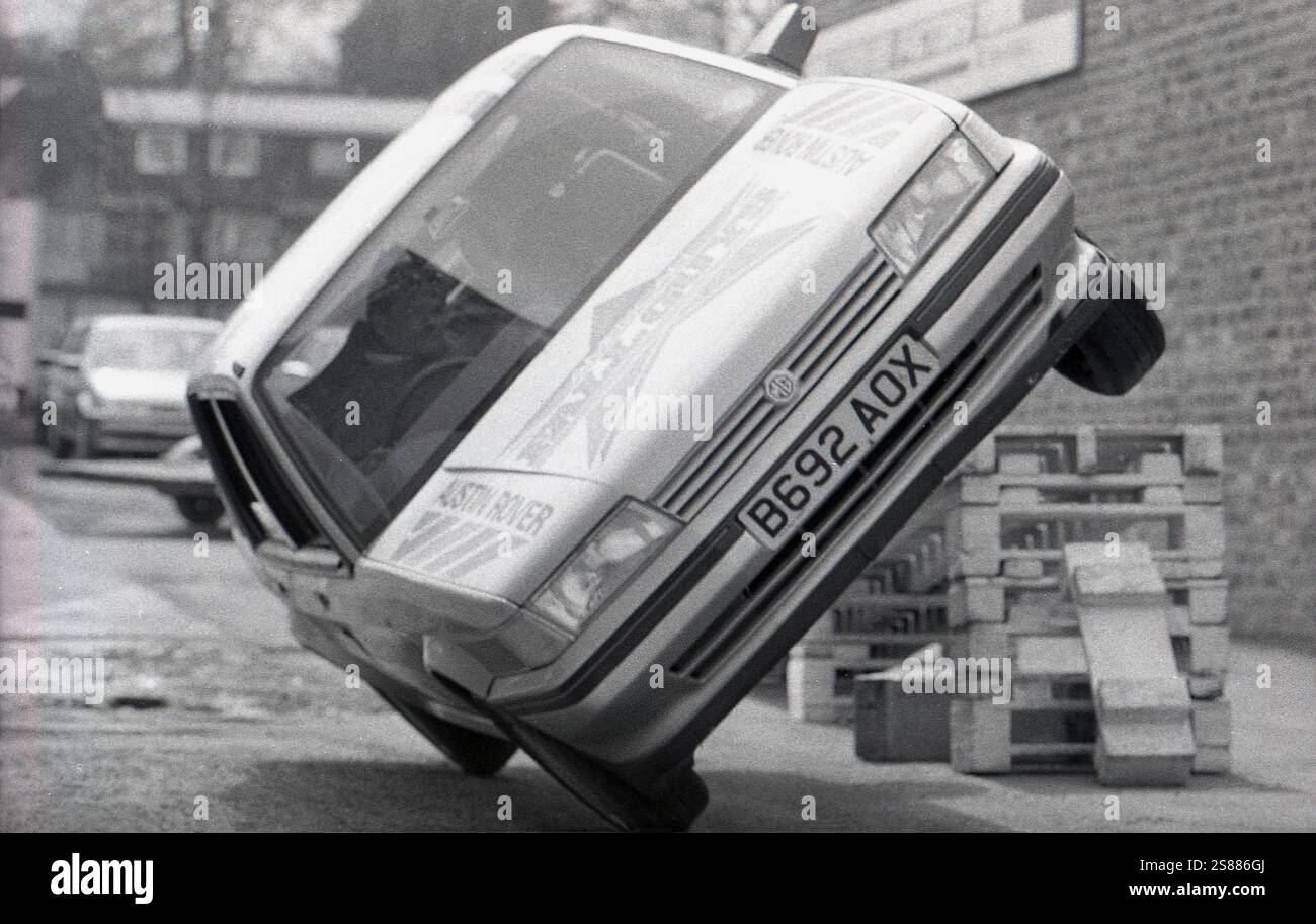 1985, ein MG Austin Rover Auto, das von einem Stuntfahrer aus England, Großbritannien seitwärts auf zwei Rädern gefahren wird. Stockfoto