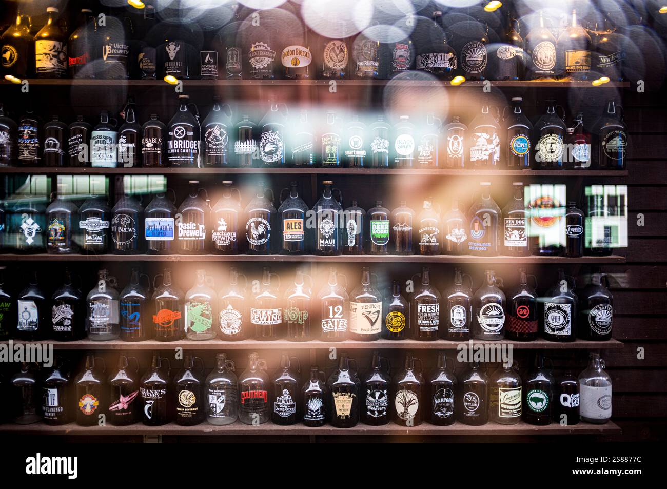 New York City, USA - 12. Mai 2024: Vintage Alcohol Display Stockfoto