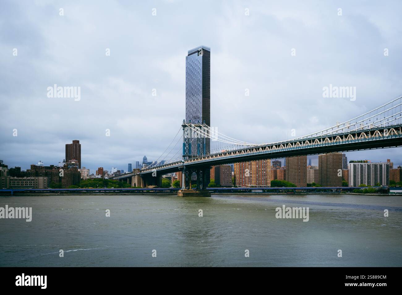 Blick auf die Manhattan Bridge und ein Manhattan Square Apartment-Gebäude am East River, New York City - USA Stockfoto