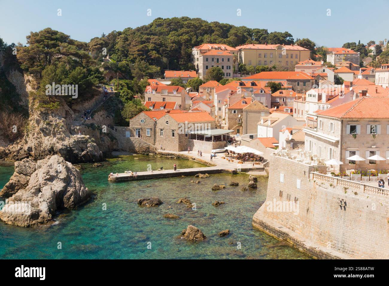 Blick auf den Westhafen von Dubrovnik, geschützte Bucht/Bucht mit kleinem Strand und Bootsanleger/Pier, neben und außerhalb der Altstadt von Dubrovnik. Kroatien. (138) Stockfoto
