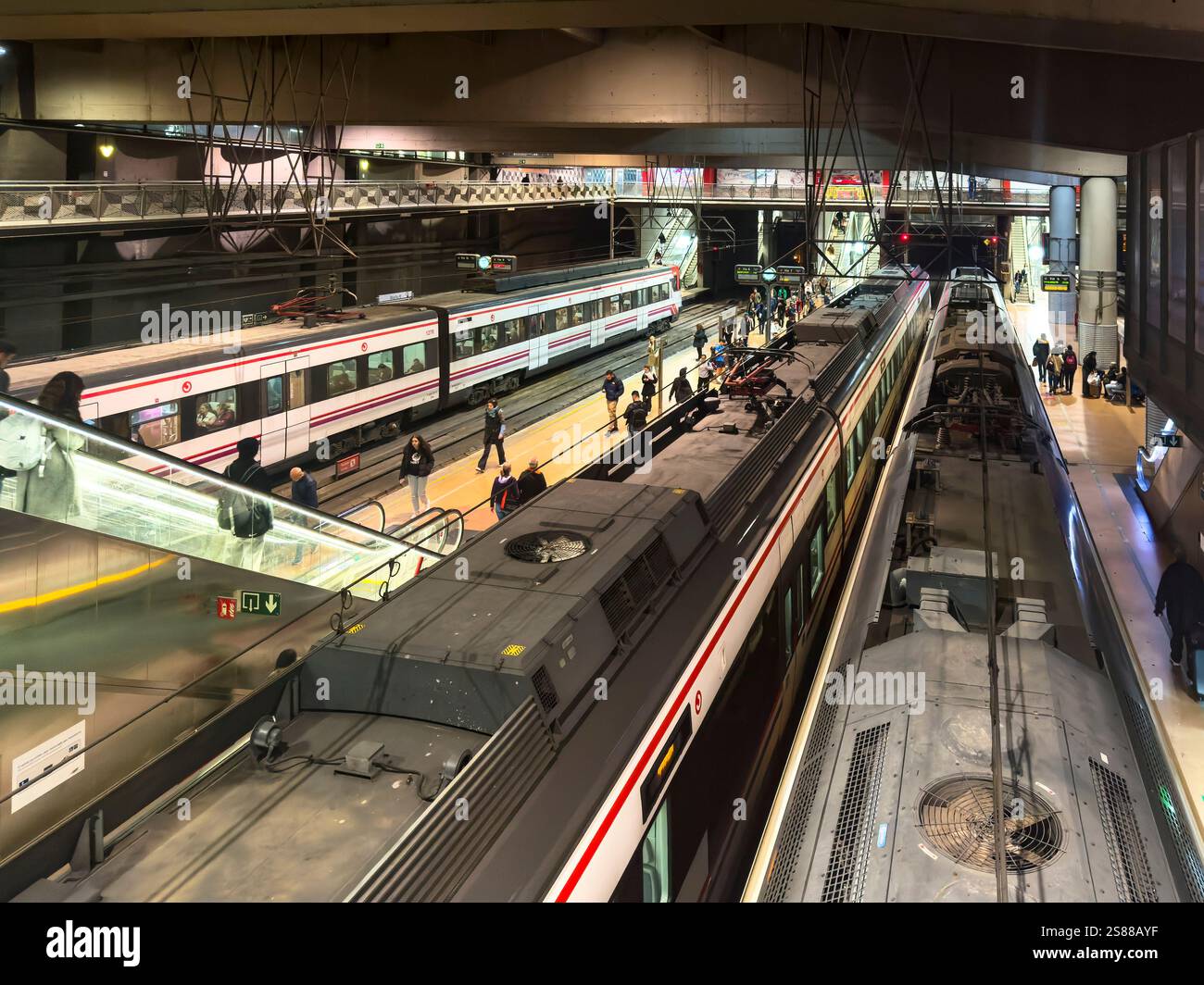 Madrid, Spanien; 7. November 2024: Fahrt zum Bahnhof Atocha mit den Zügen Renfe und Cercanías in Madrid. Atocha ist eine wichtige Drehscheibe für große Entfernungen. Stockfoto