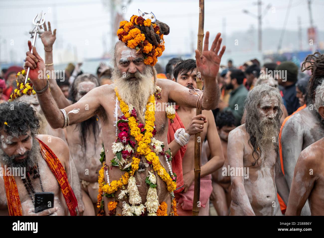 Naga-Sadhu-Prozession bei Maha Kumbh Mela 2025, Prayagraj, Indien Stockfoto