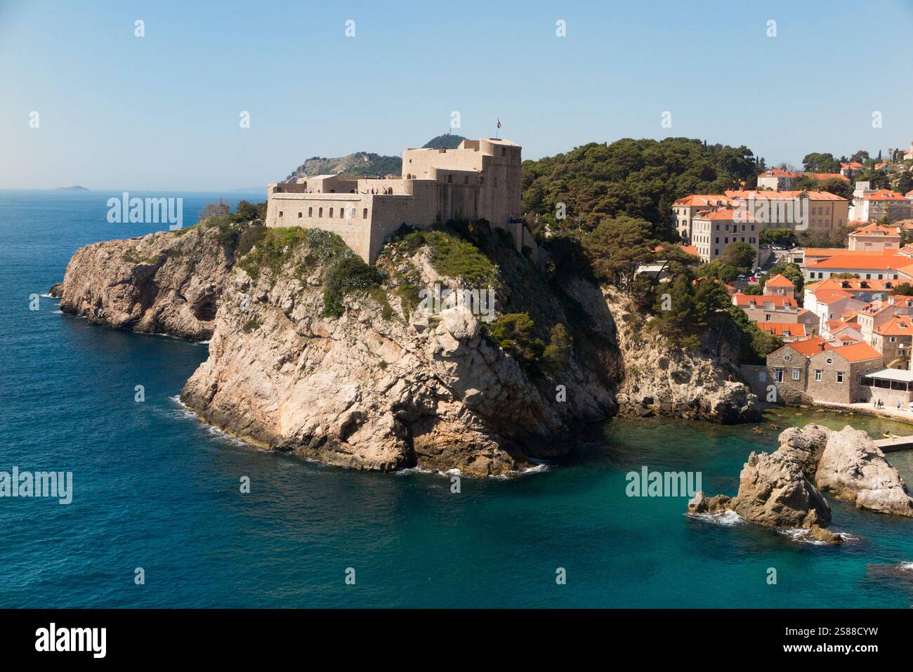 Die italienische Fortezza di San Lorenzo, oft auch „Dubrovnik's Gibraltar“ genannt, ist eine Festung und ein Theater außerhalb der ummauerten Altstadt/Altstadt von Dubrovnik, erbaut auf hervorragenden Felsvorsprüngen mit steilen Klippen, Fort Lovrijenac oder Festung St. Lawrence. Kroatien. (138) Stockfoto