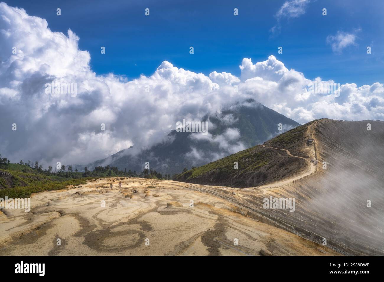 Erkunden Sie diese atemberaubende und atemberaubende Berglandschaft mit ihren weiten Hügeln, dramatischen Wolken, die den Himmel füllen, und einem lebendigen, einladenden Blau Stockfoto