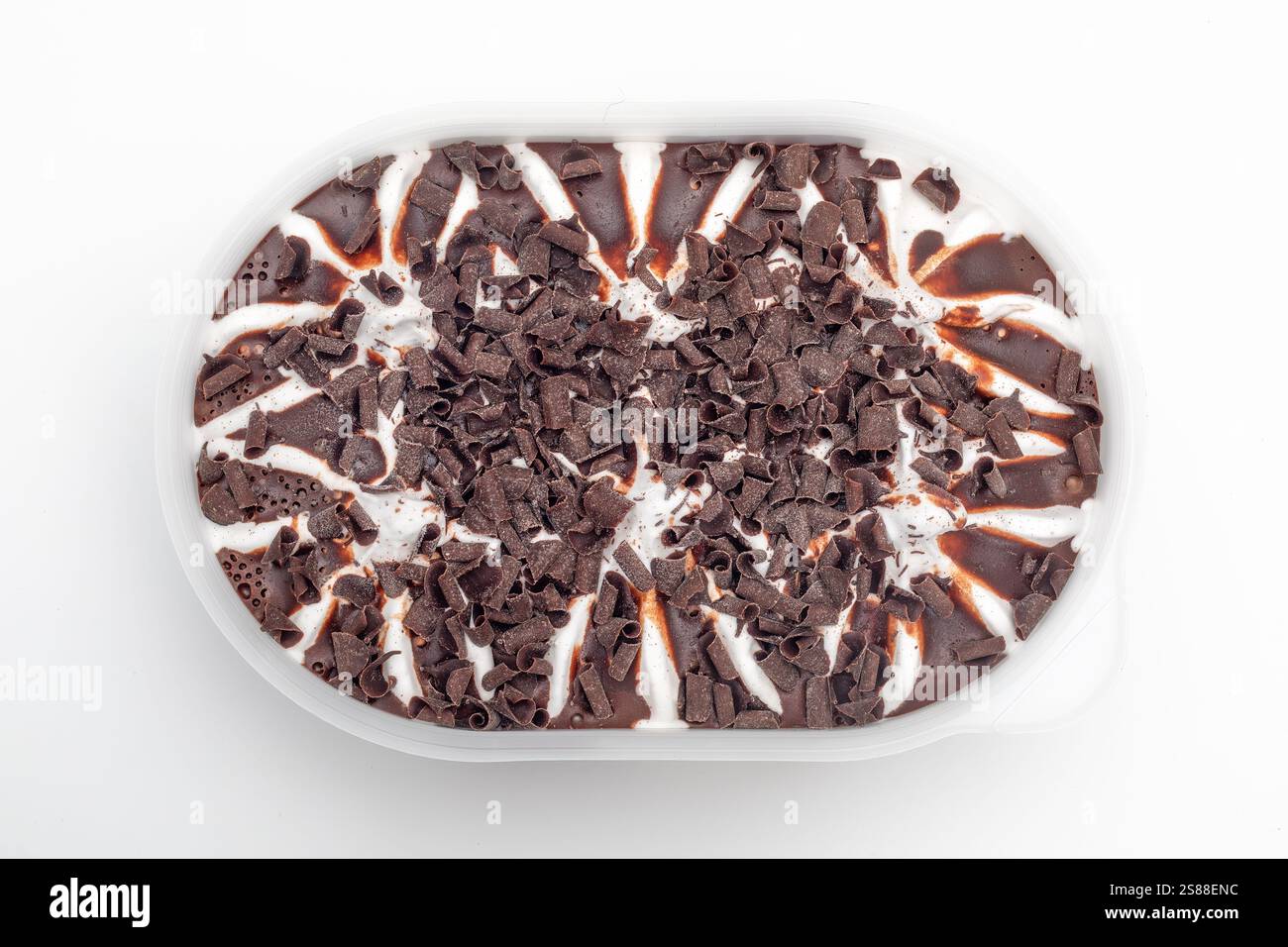 Stracciatella-Eis in einem Plastikbehälter auf weißem Hintergrund Stockfoto