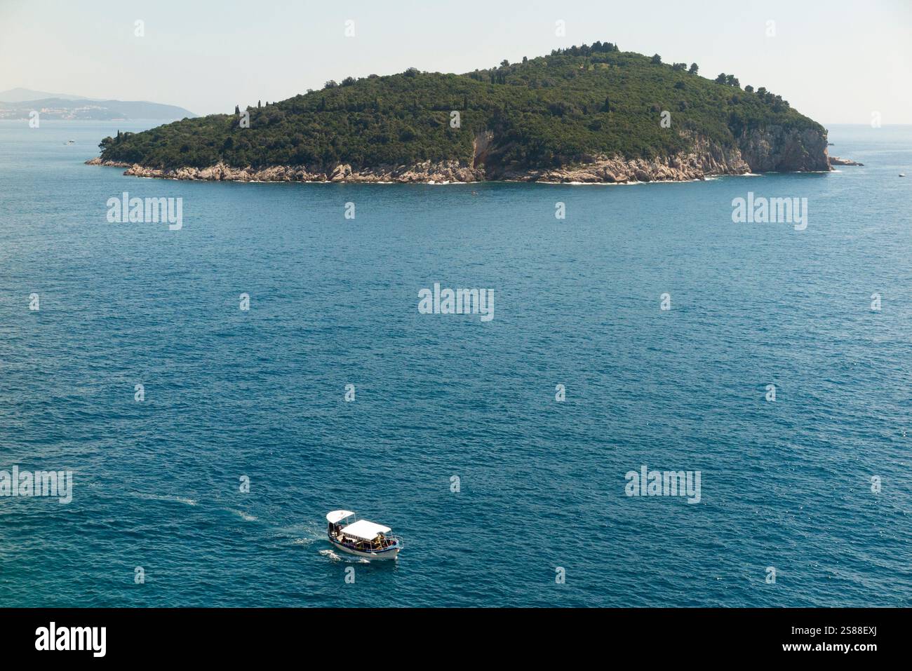 Blick von der historischen Stadtmauer der Altstadt von Dubrovnik über das Glasboden-Touristenboot in Richtung Lokrum und Adria. Kroatien. Sonniger Tag mit blauem Himmel und Sonne. (138) Stockfoto