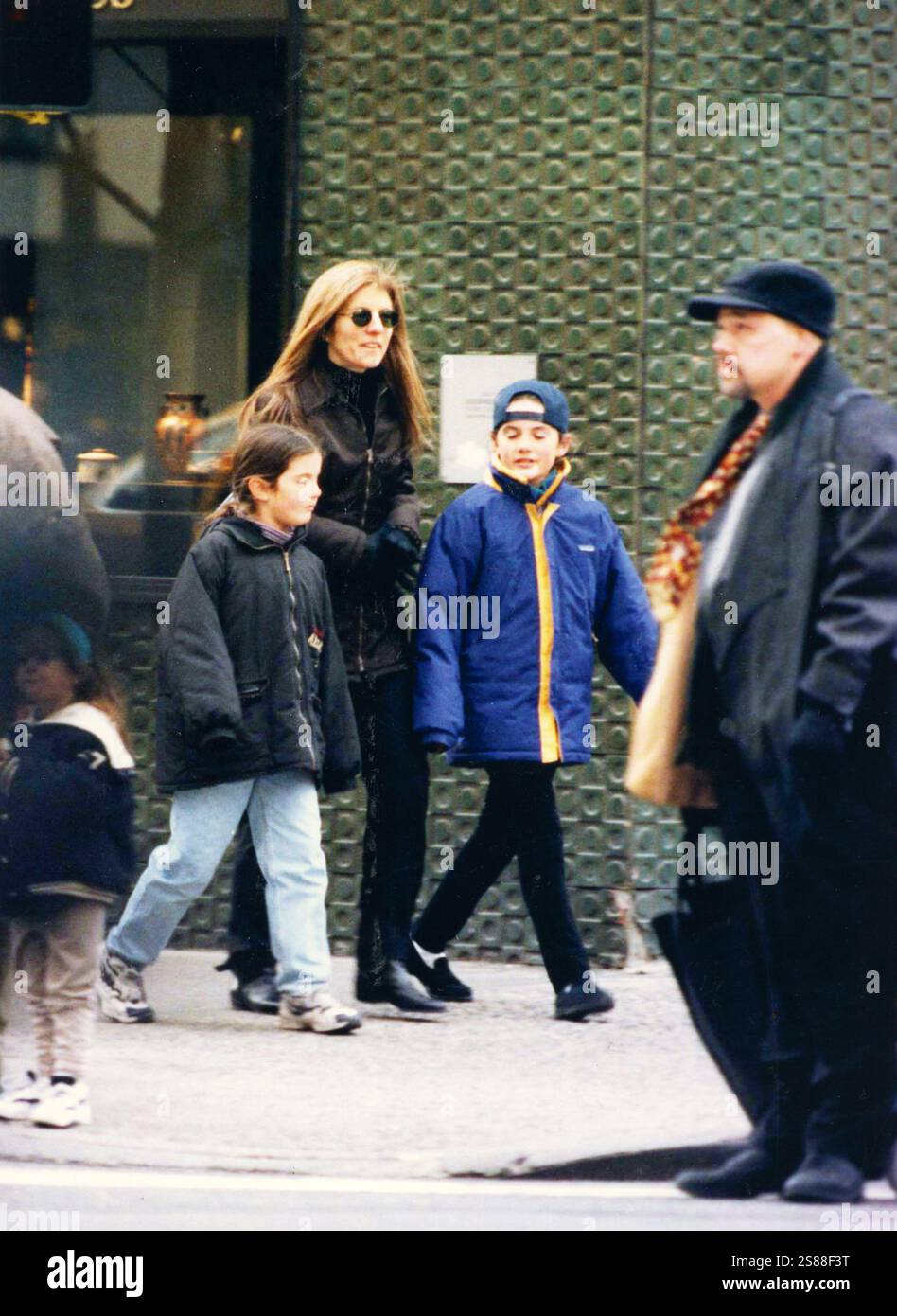 18. Februar 1998 Archivio Storico Olycom/Lapresse Caroline Bouvier Kennedy, coniugata Schlossberg (New York, 27. November 1957), è un avvocato e diplomatica statunitense, figlia dell'ex Presidente degli Stati Uniti John Fitzgerald Kennedy e della moglie Jacqueline Kennedy Onassis, nonché sorella di John Kennedy Jr. Dal 2022 è ambasciatore degli Stati Uniti in Australien Nella Foto: Caroline Kennedy Schlossberg con sue figlie Tatiane e Rose sull'Avenue Madison auf dem Foto: Caroline Kennedy Schlossberg mit ihren Töchtern Tatiane und Rose auf der Avenue Madison Stockfoto 18. Februar 1998 Archivio Storico Olycom/Lapresse Caroline Bouvier Kennedy, coniugata Schlossberg (New York, 27. November 1957), è un avvocato e diplomatica statunitense, figlia dell'ex Presidente degli Stati Uniti John Fitzgerald Kennedy e della moglie Jacqueline Kennedy Onassis, nonché sorella di John Kennedy Jr. Dal 2022 è ambasciatore degli Stati Uniti in Australien Nella Foto: Caroline Kennedy Schlossberg con sue figlie Tatiane e Rose sull'Avenue Madison auf dem Foto: Caroline Kennedy Schlossberg mit ihren Töchtern Tatiane und Rose auf der Avenue Madison Stockfoto