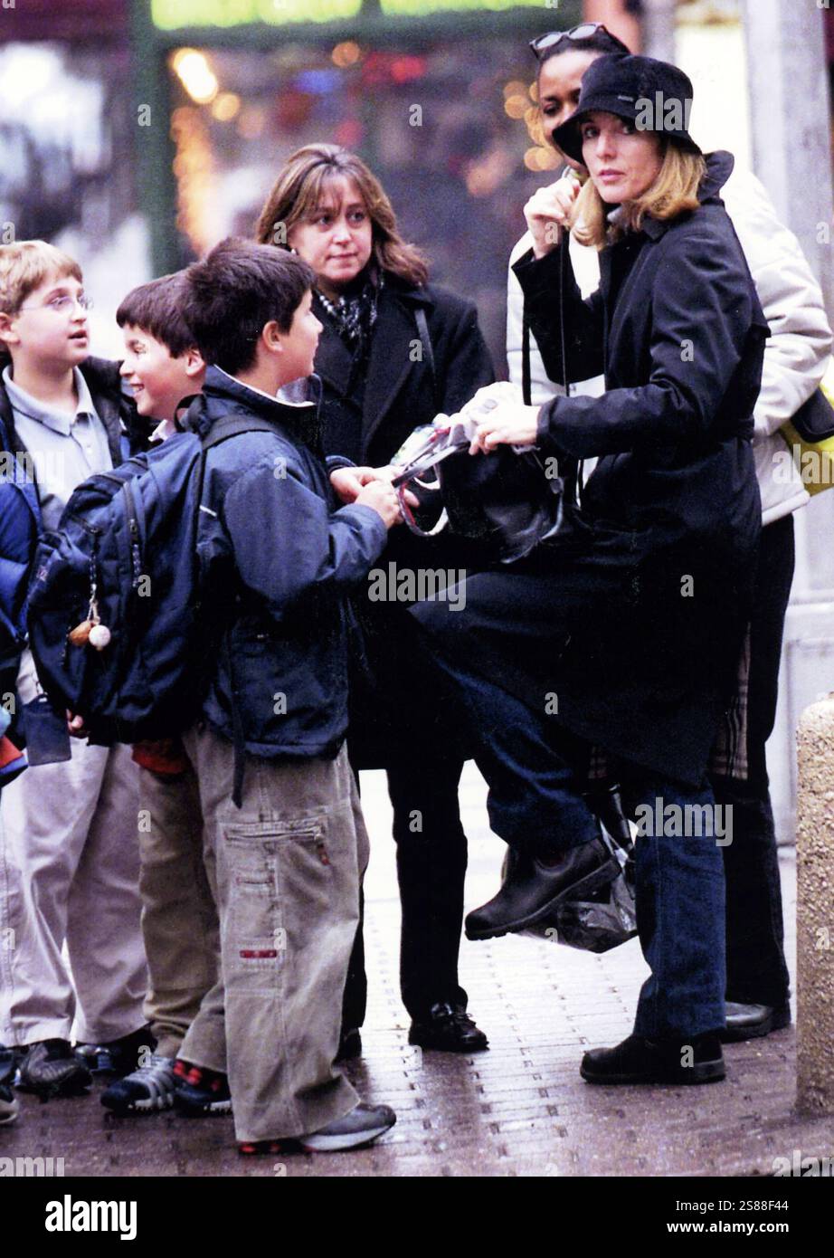 1 Febbraio 2002 New York Archivio Storico Olycom/Lapresse Caroline Bouvier Kennedy, coniugata Schlossberg (New York, 27 Novembre 1957), è un avvocato e diplomatica statunitense, figlia dell'ex Presidente degli Stati Uniti John Fitzgerald Kennedy e della moglie Jacqueline Kennedy Onassis, nonché sorella di John Kennedy Jr. Dal 2022 è ambasciatore degli Stati Uniti in Australien Nella Foto: Caroline Bouvier Kennedy con suo figlio Jack Bouvier Kennedy Schlossberg all'uscità della scuola auf dem Foto: Caroline Bouvier Kennedy mit ihrem Sohn Jack Bouvier Kennedy Schlossberg am Schulausgang Stockfoto 1 Febbraio 2002 New York Archivio Storico Olycom/Lapresse Caroline Bouvier Kennedy, coniugata Schlossberg (New York, 27 Novembre 1957), è un avvocato e diplomatica statunitense, figlia dell'ex Presidente degli Stati Uniti John Fitzgerald Kennedy e della moglie Jacqueline Kennedy Onassis, nonché sorella di John Kennedy Jr. Dal 2022 è ambasciatore degli Stati Uniti in Australien Nella Foto: Caroline Bouvier Kennedy con suo figlio Jack Bouvier Kennedy Schlossberg all'uscità della scuola auf dem Foto: Caroline Bouvier Kennedy mit ihrem Sohn Jack Bouvier Kennedy Schlossberg am Schulausgang Stockfoto