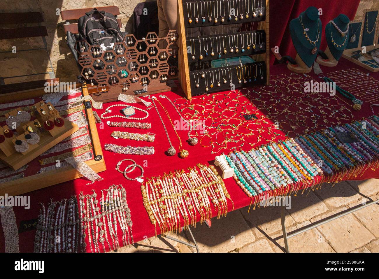 Ausstellung von Schmuck zum Verkauf an Touristen als Schmuckstand an den Stadtmauern der Altstadt von Dubrovnik. Kroatien. Sonniger Tag und blauer Himmel. (138) Stockfoto